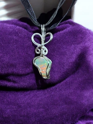 Colgante de ópalo etópico amarillo naranja verde azul envuelto en alambre colgante de plata Foto 1 de 4