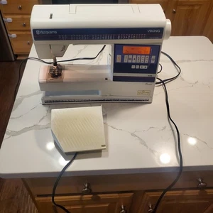 Husqvarna Viking Freesia 425 Sewing Machine - Picture 1 of 11
