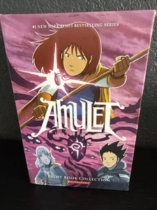 Amulet Set Paperback 8 Book Collection, Graphix By Kazu Kibuishi - Foto 1 di 6