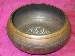 Antiguo cuenco de bronce del Lejano Oriente, decorado grabado con Budas 6"x2,75" - Imagen 1 de 7