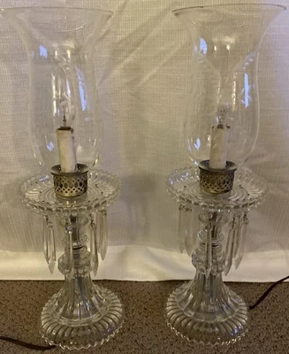 "Par de lámparas de tocador de huracán de vidrio apilado de colección grabadas con prismas colgantes de 17""" Foto 1 de 4