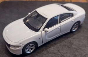 Welly 2016 Dodge Charger R/T White Diecast Scale Car Doors Open 43742 Pedestrian - Foto 1 di 8