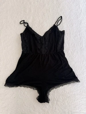 Ropa de dormir Free People para mujer PEQUEÑA negra Keep Me mameluco de encaje sin mangas Foto 1 de 3