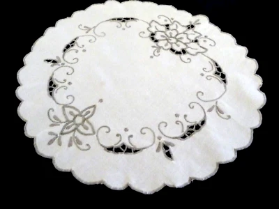 Linge ancien napperon  rond coton avec broderies ( ref 21 ) - Photo 1/3