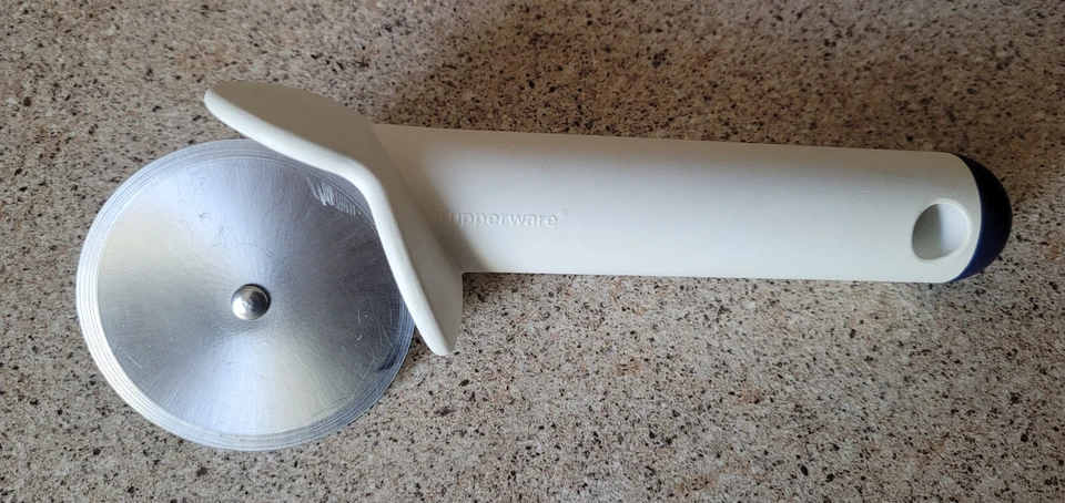 Tupperware Teigrad Pizzeria Pizzaroller Pizzaschneider Weiß/blau - Bild 1 von 4