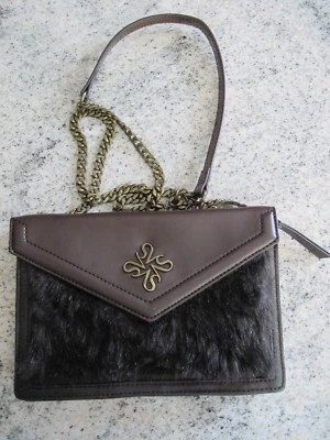 SIMPLY VERA por Vera Wang bolsa tiracolo marrom, pele sintética, acessório de corrente - Imagem 1 de 4