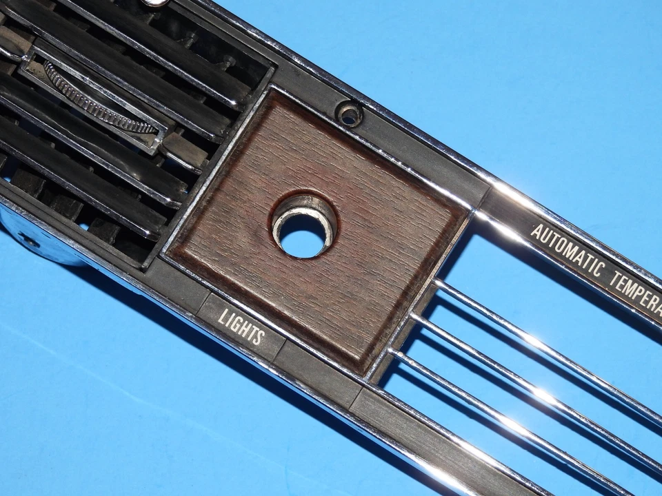 Lincoln Mark III 1968 1969 OEM tablero cromo ventilación ATC bisel moldura - muy bonito Foto 1 de 4