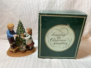 Avon Christmas Memories Figurine Childen Decorating Christmas Tree 1982 Vintage - Picture 1 of 9