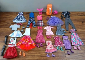 Muñeca Barbie 15 Trajes Vestidos Faldas Pantalones Cortos Diferentes Zapatos Accesorios Lote - Imagen 1 de 13