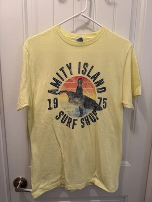 Amity Island Surf Shop 1975 T-shirt, Yellow Size M, Jaws Retro Logo Foto 1 de 3