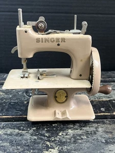 Vintage Singer Model 20 Sewhandy Child's Toy Hand Crank Tan Sewing Machine - Bild 1 von 11