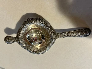 ANTIKES S KIRK & SON REPOUSSE STERLINGSILBER TEESIEB 6 3/4" 68,5 GRAMM - Bild 1 von 5