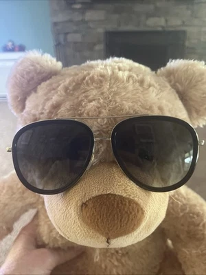 Gafas de sol Gucci GG0062S aviador con montura de metal dorado y lentes sombreadas verdes Foto 1 de 4