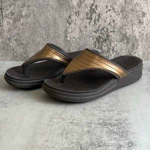 Crocs Monterey Metallic Flip Flop Keilabsatz Zehenstegsandalen Größe 5 Espresso Gold - Bild 1 von 8