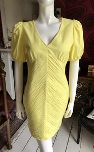 NUEVO CON ETIQUETAS ZARA Amarillo Arrugado Plisado Cuello en V Mini Vestido con Mangas Hinchadas Talla S EU 36 - Imagen 1 de 12