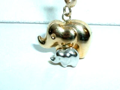 ELEFANTE DE OURO AMARELO E BRANCO 14K COM BERLOQUE DE BEBÊ - Imagem 1 de 3