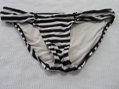 Parte inferior de bikini Robin Piccone Bianca a rayas juntadas (negro marfil) talla (S)-$70 Foto 1 de 4