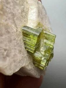 219- Espécimen de cristales de turmalina de Afganistán - Imagen 1 de 13