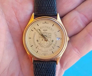 Raro orologio Seiko USC University of South California oro quarzo 7N43-8A99 Giappone - Foto 1 di 7