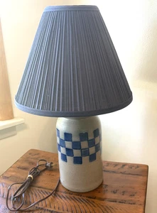 Vintage 1993 Rowe Keramik salzglasierte Lampe blau kariert plissierter Schirm 20" hoch - Bild 1 von 9