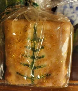 PRIMITIVE SQUARE SPICY FEATHER TREE CANDLE by SUGARLOAF MOUNTAIN PRIMITIVES - Picture 1 of 3