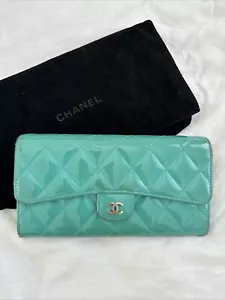 CHANEL Lack gesteppte lange Geldbörse mit Staubbeutel - Bild 1 von 22