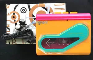 Raro lettore di cassette rosa arancione con auricolari anni '80 nuovi di zecca in scatola - Foto 1 di 10
