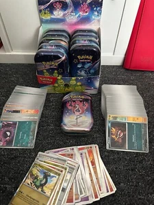 Pokemon - Paldeas Schicksale - Tin + 25 Karten - Holo - Top - Bild 1 von 3