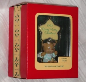 ORNAMENTO CIMELIO CARLTON ~ ORSO BUON NATALE ~ SWINGTIME ~ 1992 * NUOVO - Foto 1 di 1
