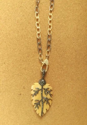 Collar de hojas Foto 1 de 3