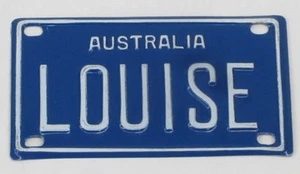 LOUISE NOVELTY NAME MINI TIN AUSTRALIAN LICENSE NUMBER PLATE - Foto 1 di 1