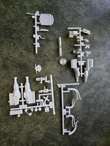 AMT 1941 Plymouth 1:25 Model Kit Parts Engines Stock & V8 + Radiator STK W62A - Bild 1 von 4