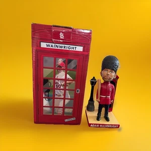 Bobblehead Adam Wainwright Serie Londres Cardenales de San Luis Nuevo en Caja SGA 6/11/2023 - Imagen 1 de 6