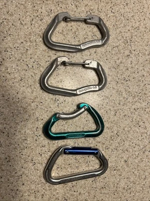 Carabiners Not Screwgated X4, 2x Omegalite, 1 X Clog And 1x Dmm - Image 1 of 3