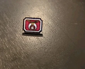 Small Masonic Shriner Fez Hat Pin Maroon Enamel Crescent Star Diamond Chip - Picture 1 of 5
