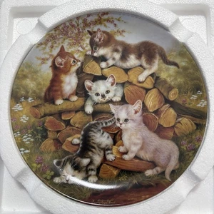 Placa de porcelana '1997"" "En la pila de madera" arte por Jurgen Scholz Plate - Imagen 1 de 10