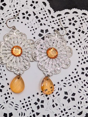 Pendientes Filigrana Tono Plata Ligeros Piedras Imitadas Forma Floral 2.25" Foto 1 de 4