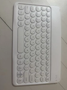 Bluetooth Keyboard- Small And Slim, Easy To Connect, 140+ hours On A Full Charge - Picture 1 of 6