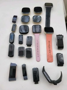 Lote de trabajo 22 x relojes inteligentes/cabezas FitBit SIN PROBAR REPUESTOS DEFECTUOSOS REPARACIÓN - Imagen 1 de 12