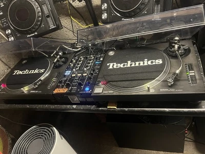 Technics 1210 MK2 Turntables Pair With Stanton 520 SK Stylus - Image 1 of 4