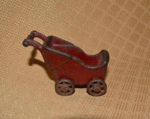 Vintage Gusseisen Spielzeug Kinderwagen von Kilgore 3" x 2,5" Kutsche Puppenhaus - Bild 1 von 1