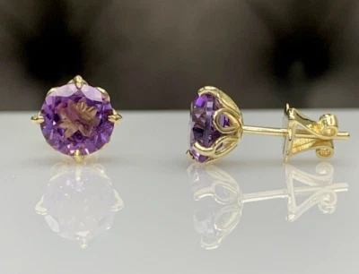 Aretes para mujer de corte redondo de 2 quilates de amatista creados en laboratorio enchapados en oro amarillo de 14 quilates Foto 1 de 4