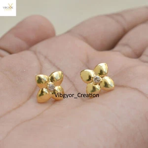 Pendientes de flores Pave con tachuelas de diamantes de plata esterlina 925 oro vermeil regalo para ella - Imagen 1 de 4