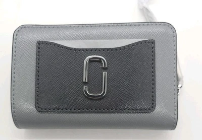 Cartera Marc Jacobs Utility Snapshot Delgada Doble Plegable Gris Lobo Multi Nueva MK025029 Foto 1 de 4