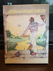 Elton John - Goodbye Yellow Brick Road 4 CD /DVD Anniversary Box Set New Sealed - Foto 1 di 17
