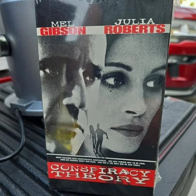 Conspiracy Theory (VHS, 1997)NEW Authentic US Factory Sealed Foto 1 de 4