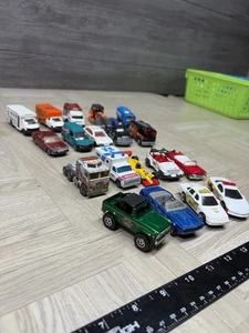 Vintage Konvolut 19 Matchbox Spielzeugautos Krankenwagen Planierraupe 90er 2000er  - Bild 1 von 16