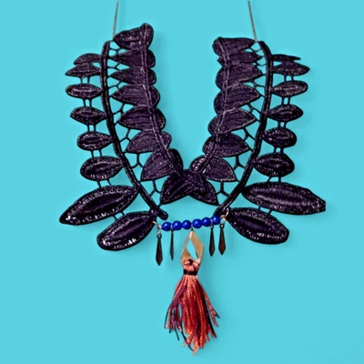 COLLAR YUGO ENCAJE GEOMÉTRICO NEGRO ARTSY borla cuentas azules babero étnico boho H3 Foto 1 de 4