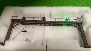 HO / OO 3 TRACK LED SIGNAL GANTRY MODEL RAILWAY RAILROAD PRE WIRED 1/3 WEATHERED - Picture 1 of 13