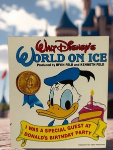 Walt Disney’s World On Ice Backstage Paperino Pass Compleanno, Adesivo 3,5x4” - Foto 1 di 4